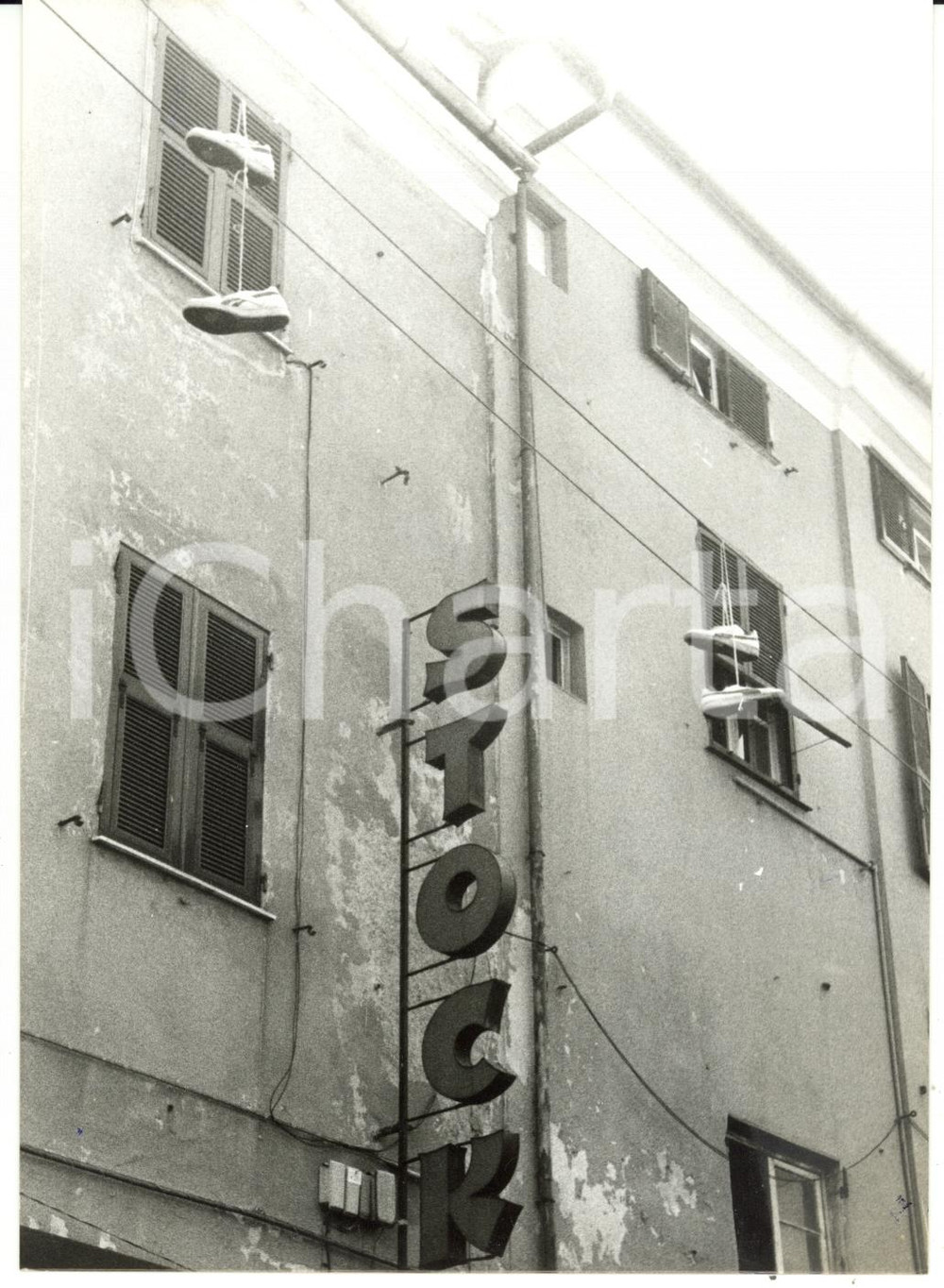 Fotografia d epoca originale 1995 GENOVA Via San Vincenzo  Scarpe stese al sole Foto ARTISTICA 13x18 cm 1