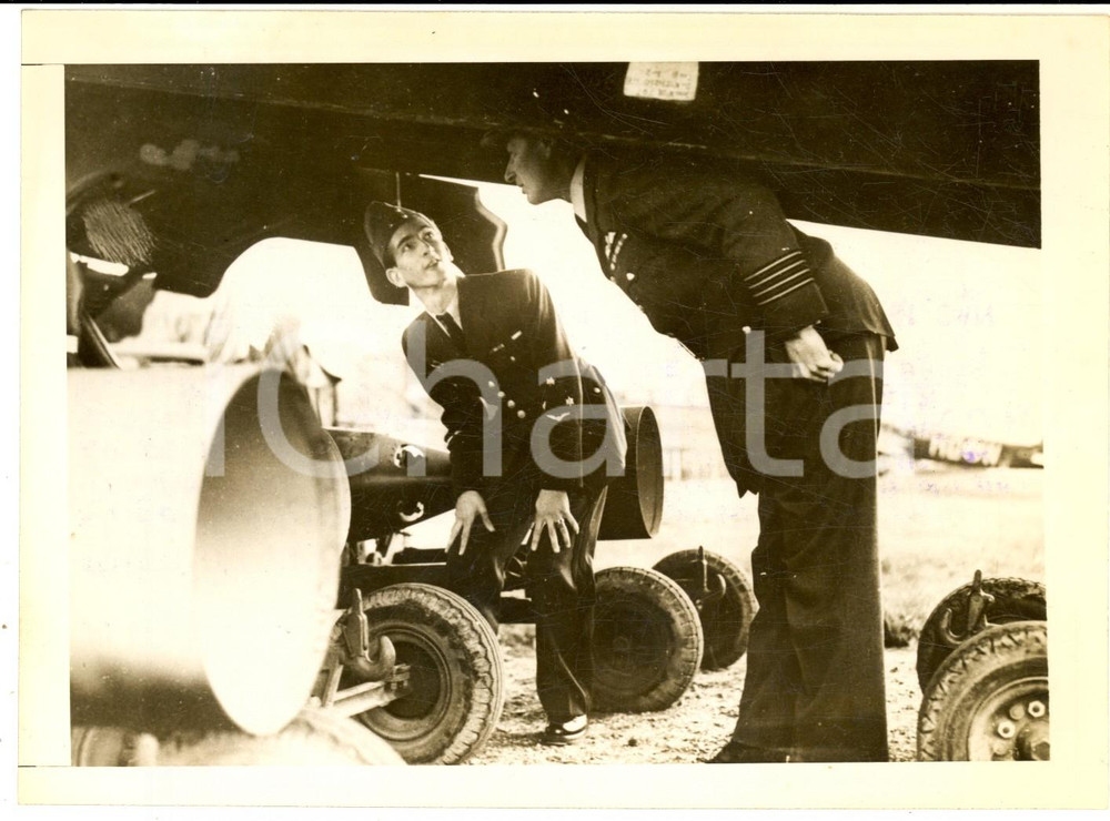 Fotografia d epoca originale 1941 ENGLAND King Peter of Yugoslavia visits RAF heavy bomber station Photo 1