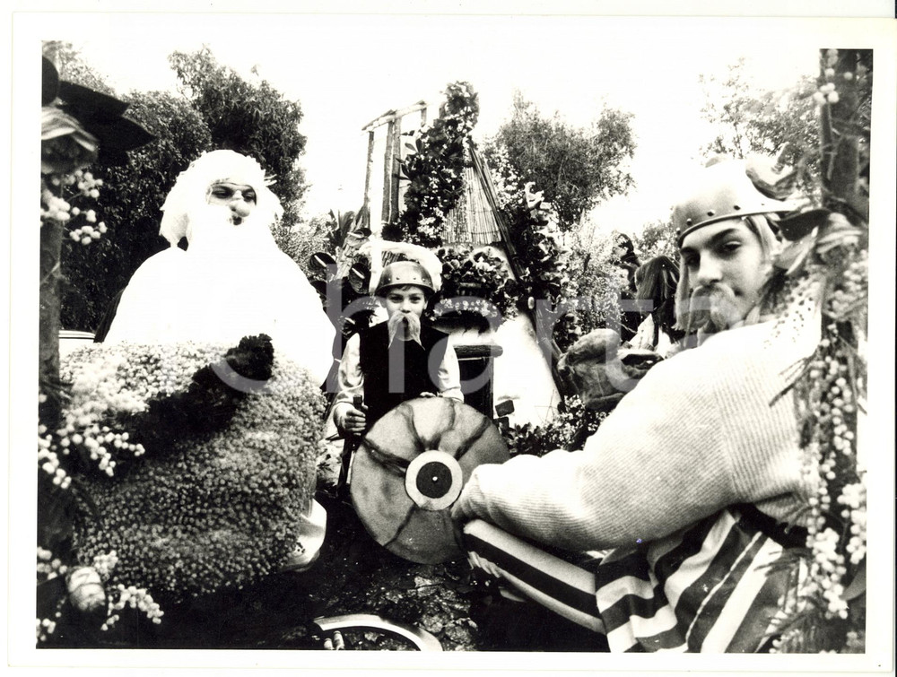 Fotografia d epoca originale 1994 PIEVE LIGURE Carnevale  Il carro di Asterix e Obelix Foto VINTAGE 24x18 1