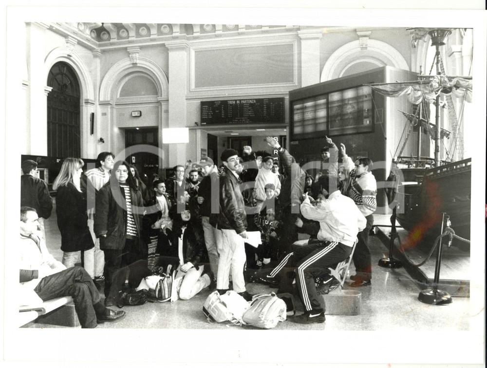 Fotografia d epoca originale 1995 GENOVA Stazione BRIGNOLE  Scolaresca in gita Foto VINTAGE 24x18 cm 1