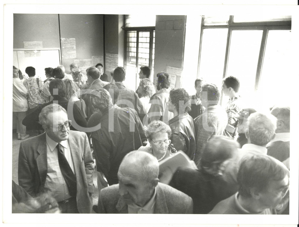 Fotografia d epoca originale 1994 GENOVA Corso Sardegna  Coda alla Motorizzazione Civile Foto VINTAGE 24x18 1
