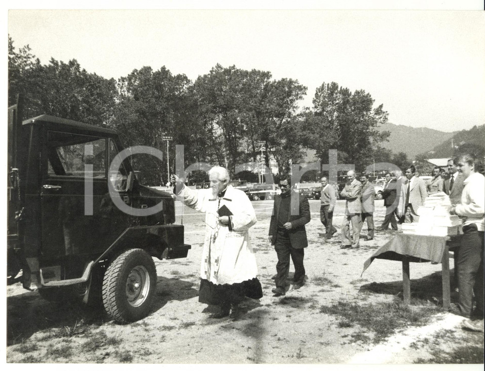 Fotografia d epoca originale 1987 RONCO SCRIVIA GE Manifestazione difesa civile  Parroco benedice le auto 1