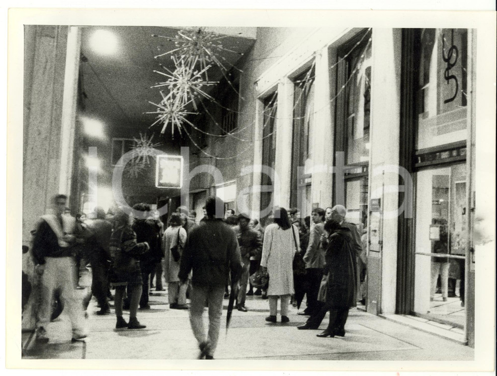 Fotografia d epoca originale 1990 ca GENOVA Shopping natalizio sotto i portici Fotografia VINTAGE 24x18 cm 1
