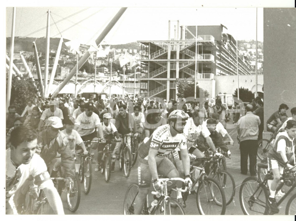 Fotografia d epoca originale 1990 ca GENOVA Porto Antico  Partenza gara ciclistica Foto VINTAGE 18x13 cm 1
