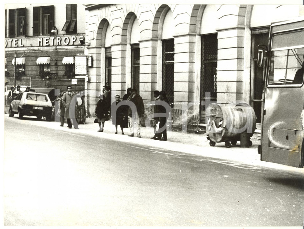 Fotografia d epoca originale 1991 GENOVA Piazza Portello  Passanti alla fermata dell autobus Foto ARTISTICA 1