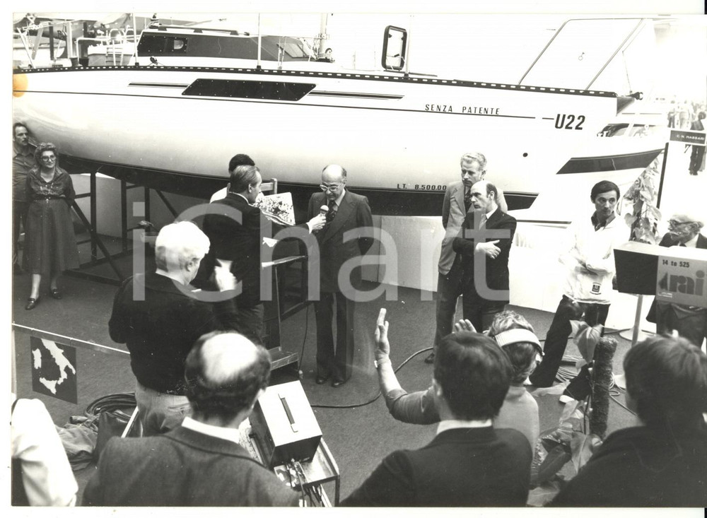 Fotografia d epoca originale 1990 ca GENOVA Salone Nautico  Interviste RAI alle autoritÃ  in visita Foto 1