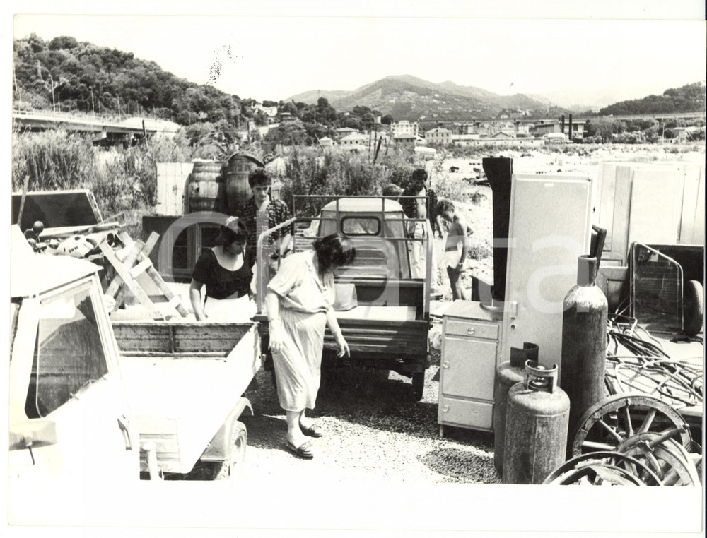 Fotografia d epoca originale 1988 GENOVA Campo nomadi di BOLZANETO  Arrivo di un PIAGGIO Ape Foto VINTAGE 1