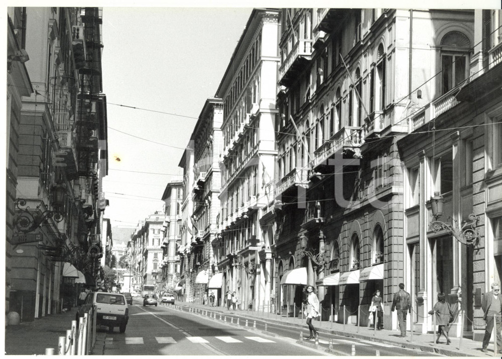 Fotografia d epoca originale 1997 GENOVA Veduta di via Roma con boutique SALVATORE FERRAGAMO Foto 27x19 1