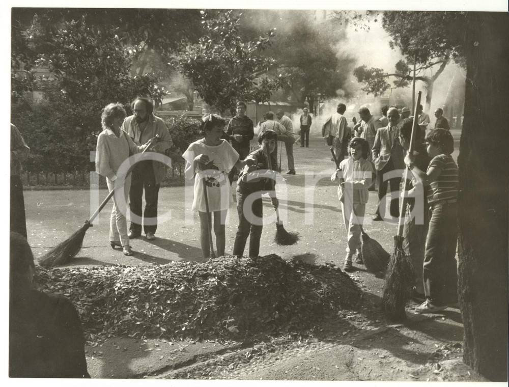 Fotografia d epoca originale 1990 ca GENOVA Iniziativa Ripulire la CittÃ   Bambini spazzano le foglie Foto 1