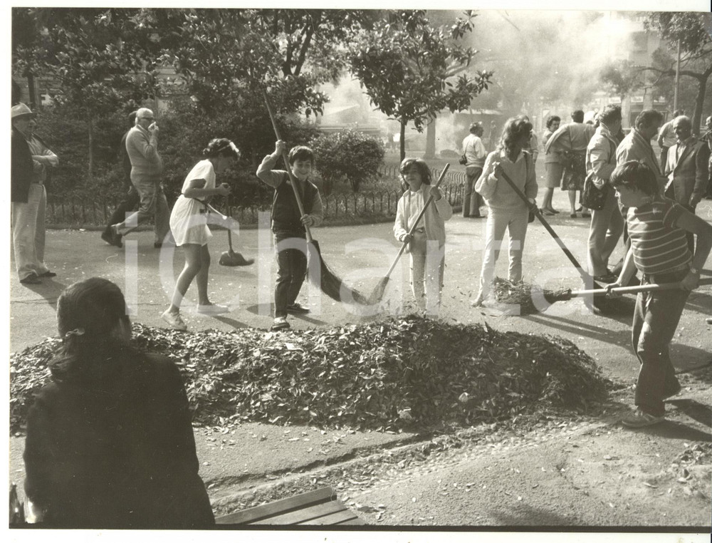 Fotografia d epoca originale 1990 ca GENOVA Iniziativa Ripulire la CittÃ   Bambini giocano con le foglie 1