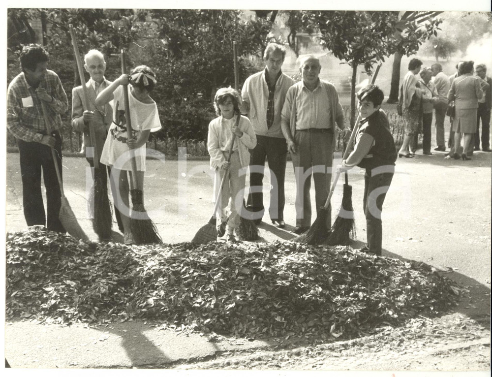 Fotografia d epoca originale 1990 ca GENOVA Iniziativa Ripulire la CittÃ   Raccolta delle foglie Foto 1