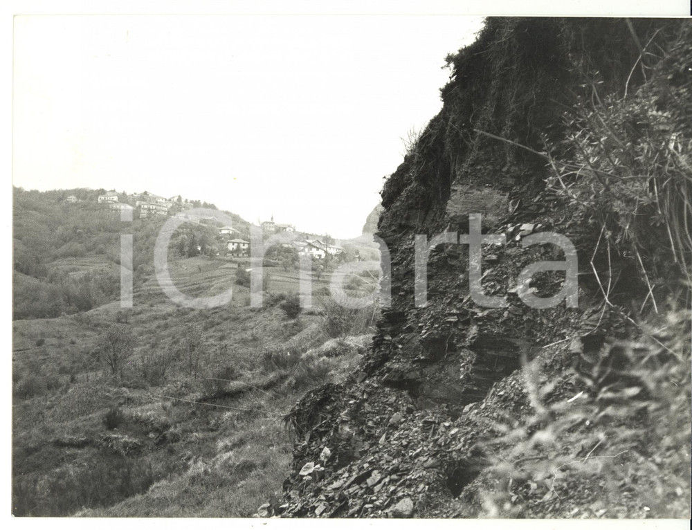 Fotografia d epoca originale 1985 TARCENTO LocalitÃ  CASE VIDONI  Veduta di una frana Foto VINTAGE 24x18 1
