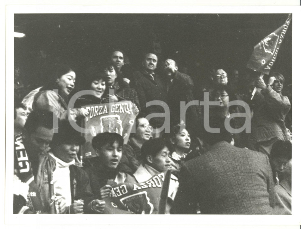 Fotografia d epoca originale 1994 GENOVA CALCIO Stadio Luigi Ferraris  Tifosi giapponesi del GENOA  Foto 1