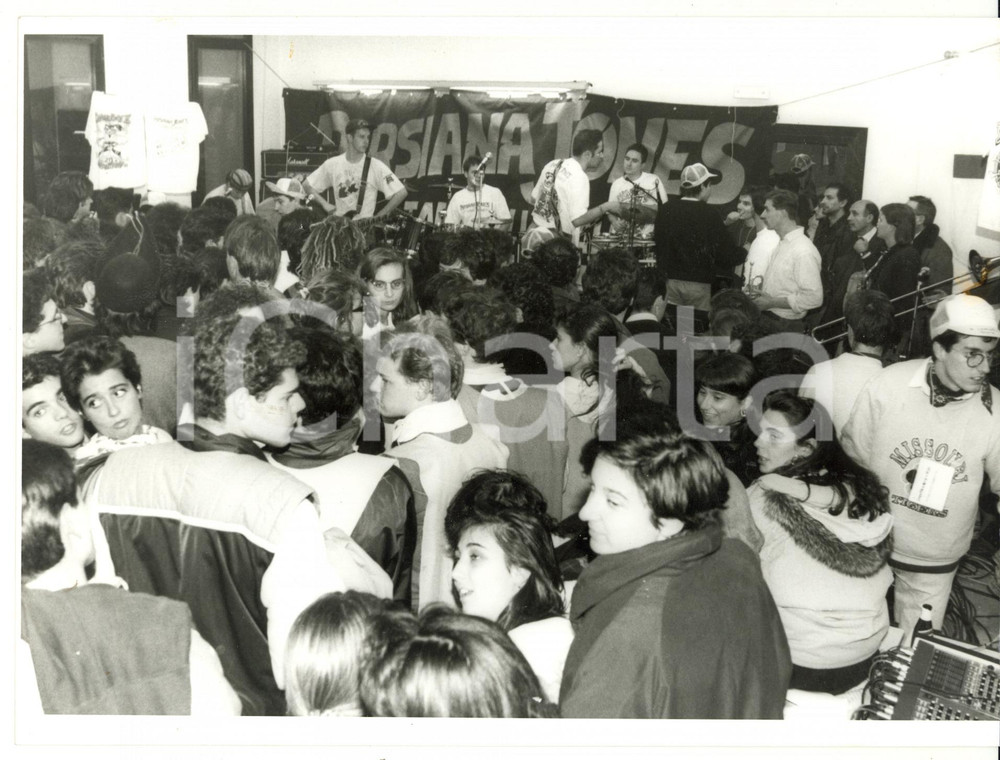 Fotografia d epoca originale 1991 UNIVERSITA  DI GENOVA Concerto dei PERSIANA JONES Fotografia VINTAGE 24x18 1