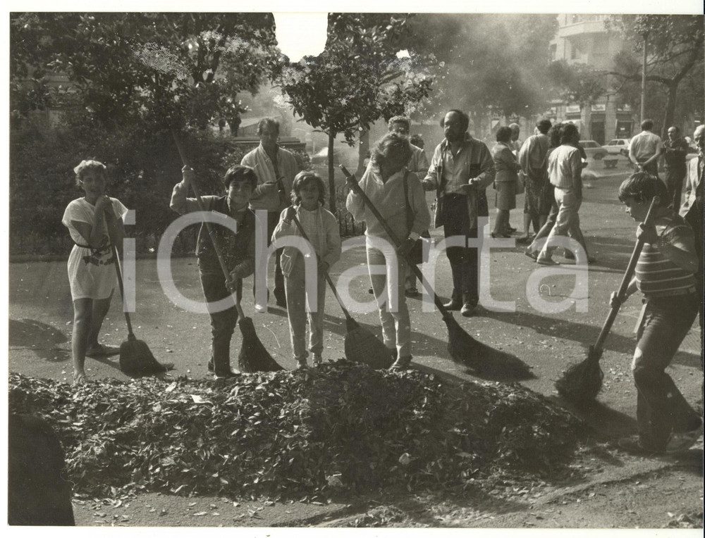 Fotografia d epoca originale 1990 ca GENOVA Iniziativa Ripulire la CittÃ   Raccolta delle foglie  Foto 1