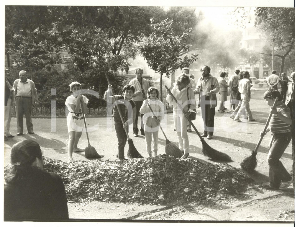 Fotografia d epoca originale 1990 ca GENOVA Iniziativa Ripulire la CittÃ   Raccolta delle foglie Fotografia 1