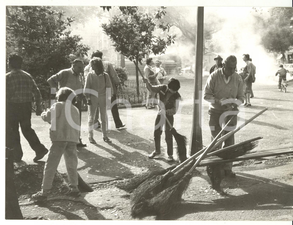 Fotografia d epoca originale 1990 ca GENOVA Iniziativa Ripulire la CittÃ   Ramazze a terra Foto VINTAGE 1