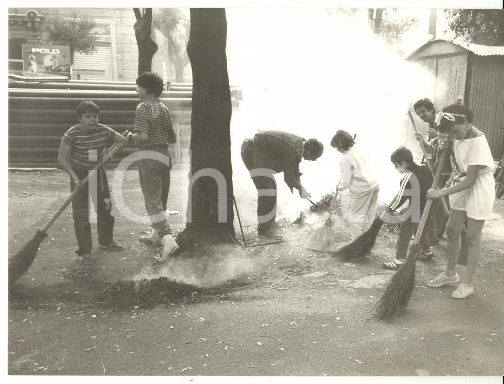 Fotografia d epoca originale 1990 ca GENOVA Bambini al lavoro per ripulire la cittÃ  Foto VINTAGE 24x18 1