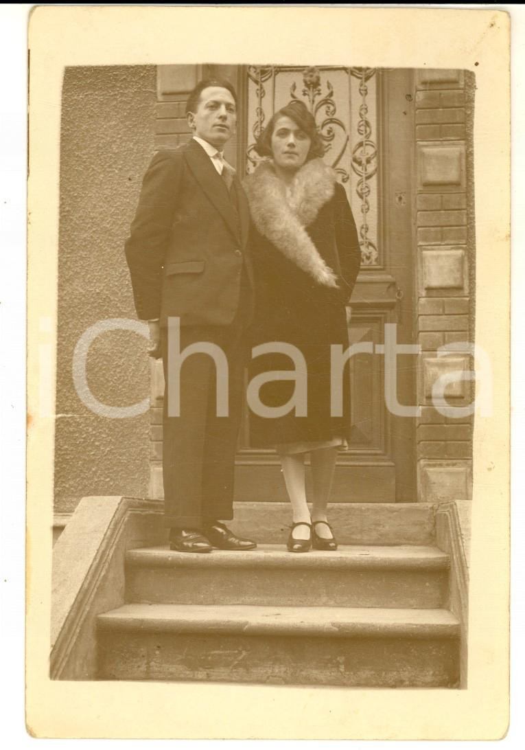 Fotografia d epoca originale 1940 ca FRANCE Coppia di coniugi sulla porta di casa Foto cartolina VINTAGE 1