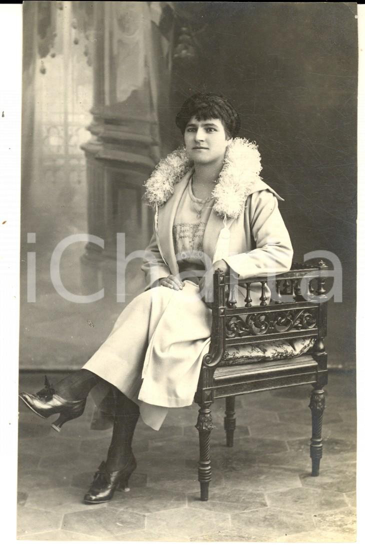 Fotografia d epoca originale 1925 ca ITALIA Ritratto di Sandra PERUCCA in poltrona  Foto cartolina 1
