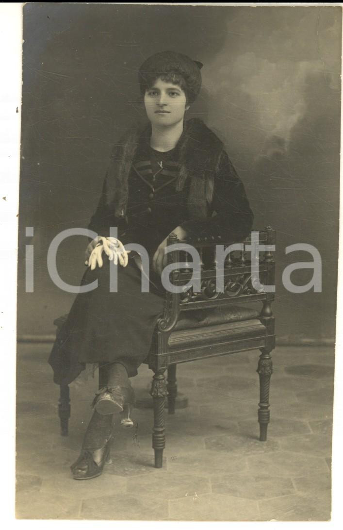 Fotografia d epoca originale 1925 ca ITALIA Ritratto di Sandra PERUCCA in abito nero  Foto cartolina 1