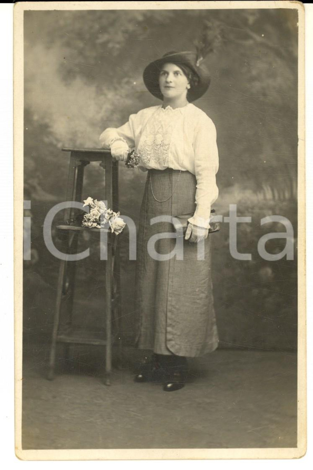 Fotografia d epoca originale 1914 MILANO Ritratto di Rina LOCATELLI in abito da passeggio  Foto cartolina 1