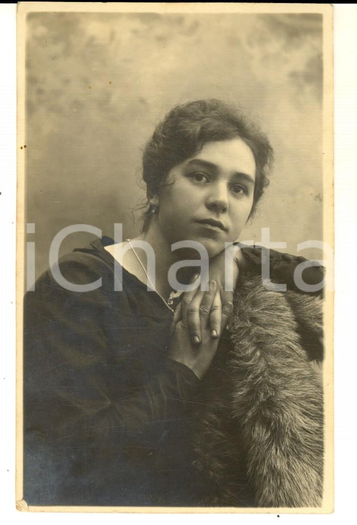 Fotografia d epoca originale 1919 LIERNA LC Ritratto di giovane donna con pelliccia  Foto cartolina 1
