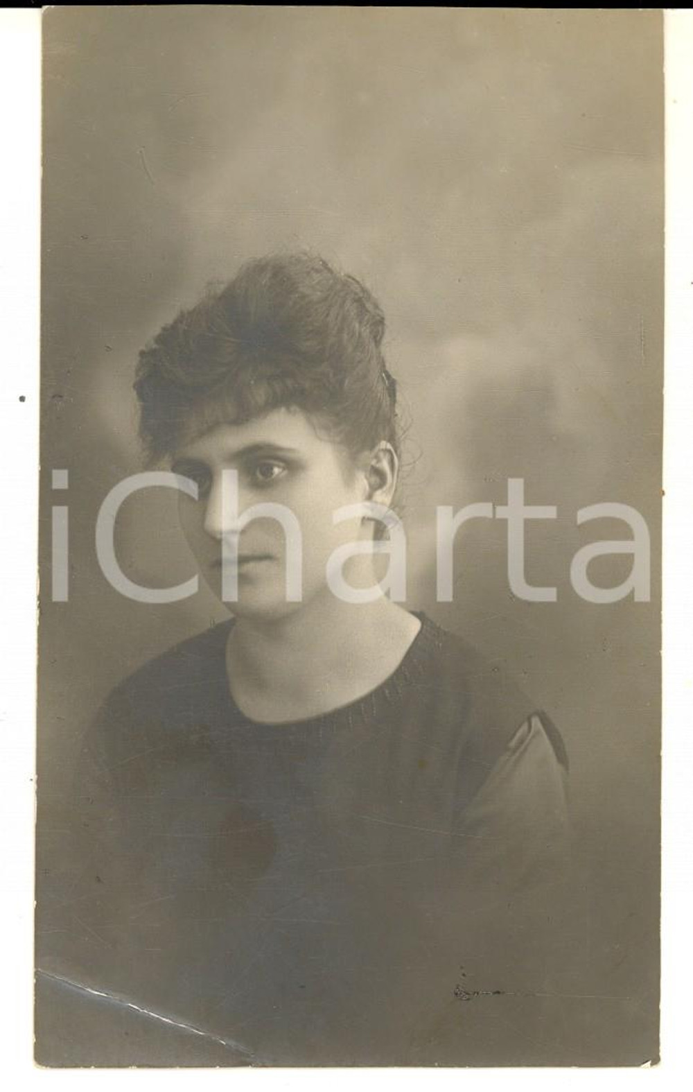 Fotografia d epoca originale 1920 VIGNALE MONFERRATO Ritratto di giovane donna di profilo  Foto cartolina 1