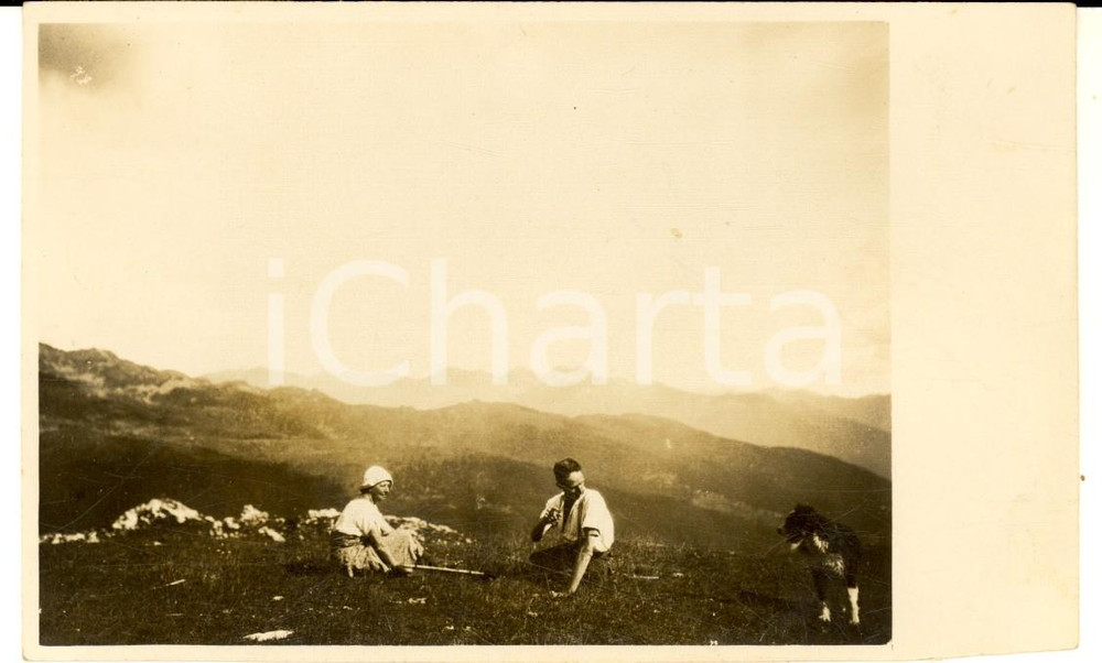 Fotografia d epoca originale 1920 ca ALPINISMO Coppia di escursionisti a riposo con un cane  Foto VINTAGE 1