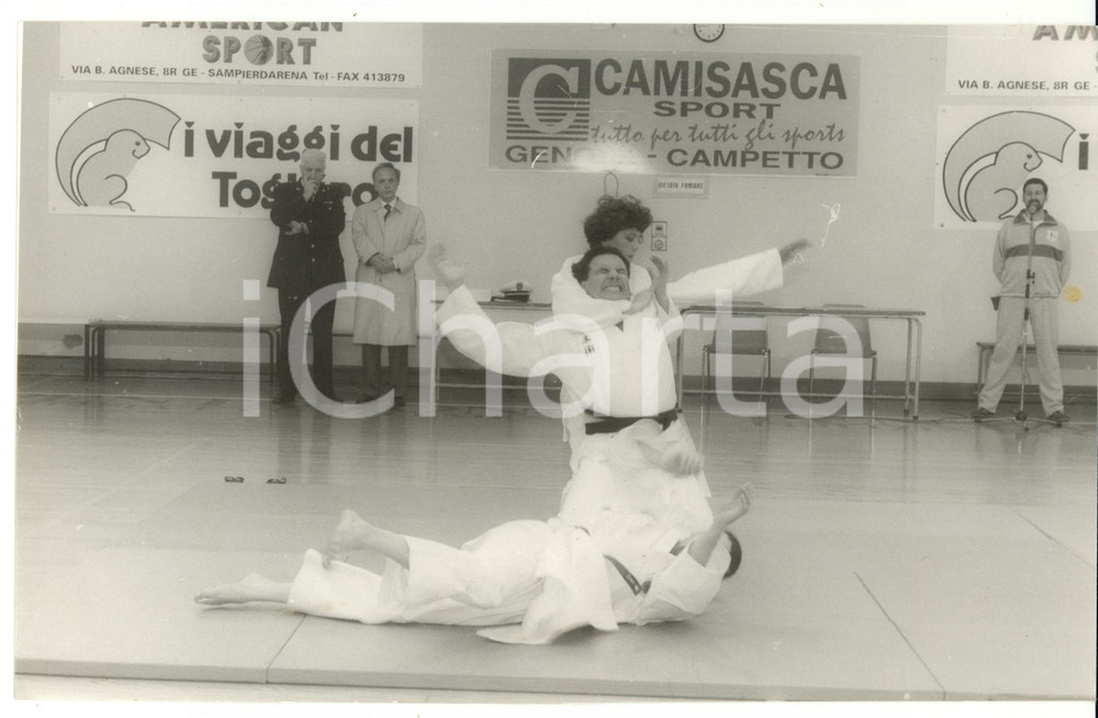 Fotografia d epoca originale 1996 GENOVA Vigili urbani a lezione di arti marziali Foto VINTAGE 24x15 1