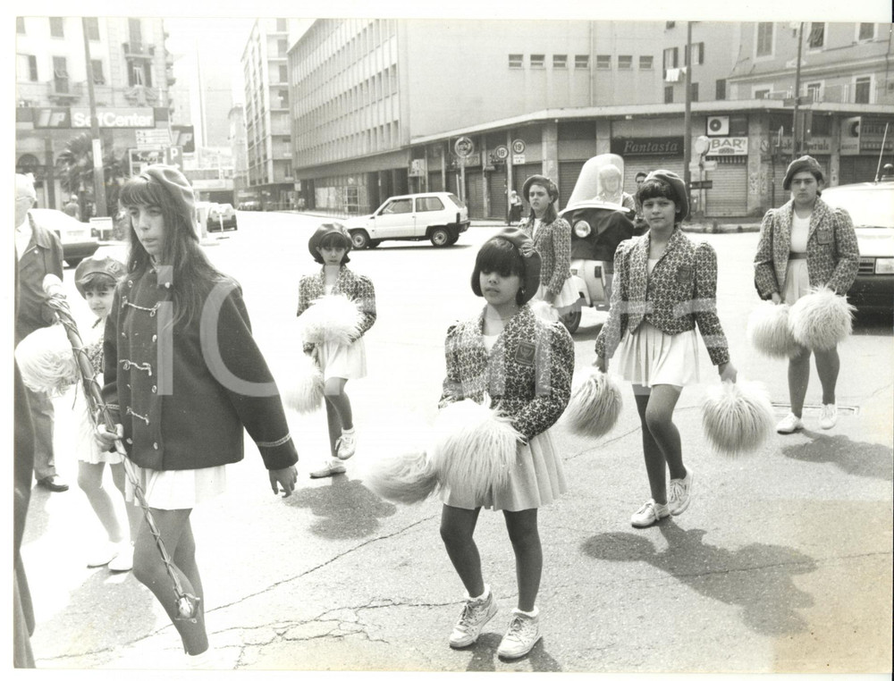 Fotografia d epoca originale 1990 ca GENOVA Sfilata di piccole majorettes Fotografia VINTAGE 24x18 1