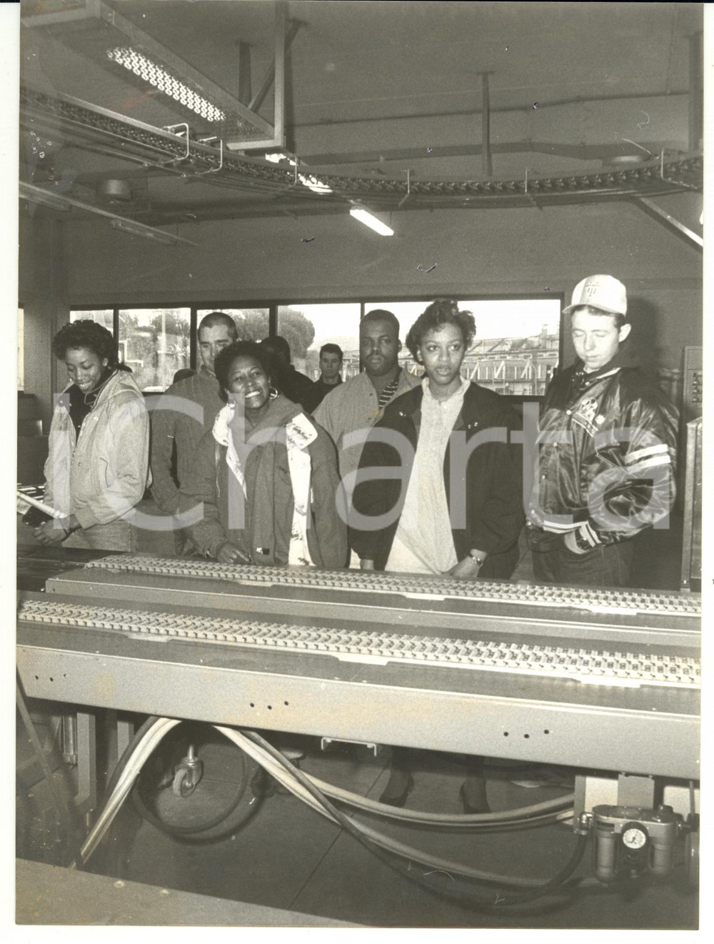 Fotografia d epoca originale 1991 GENOVA  TELEGENOVA Studenti in visita agli studi televisivi Foto VINTAGE 1