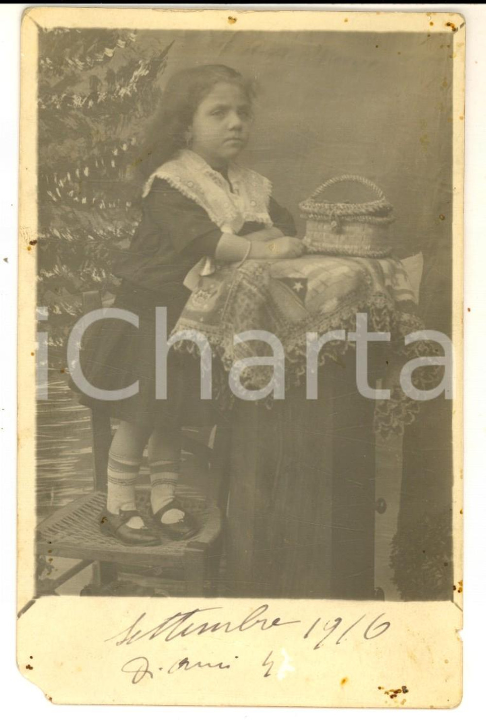 Fotografia d epoca originale 1916 ITALIA Ritratto di bambina su una sedia  Foto cartolina VINTAGE FP 1