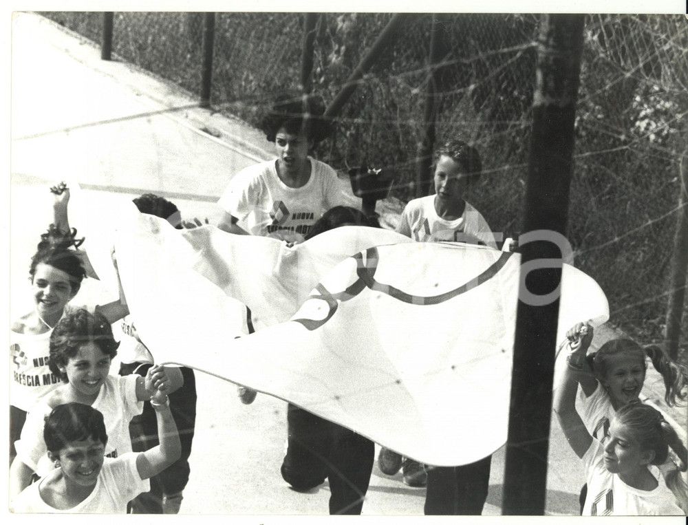 Fotografia d epoca originale 1990 ca GENOVA Bambini promuovono NUOVA BRESCIA MOTORI Foto VINTAGE 24x18 1