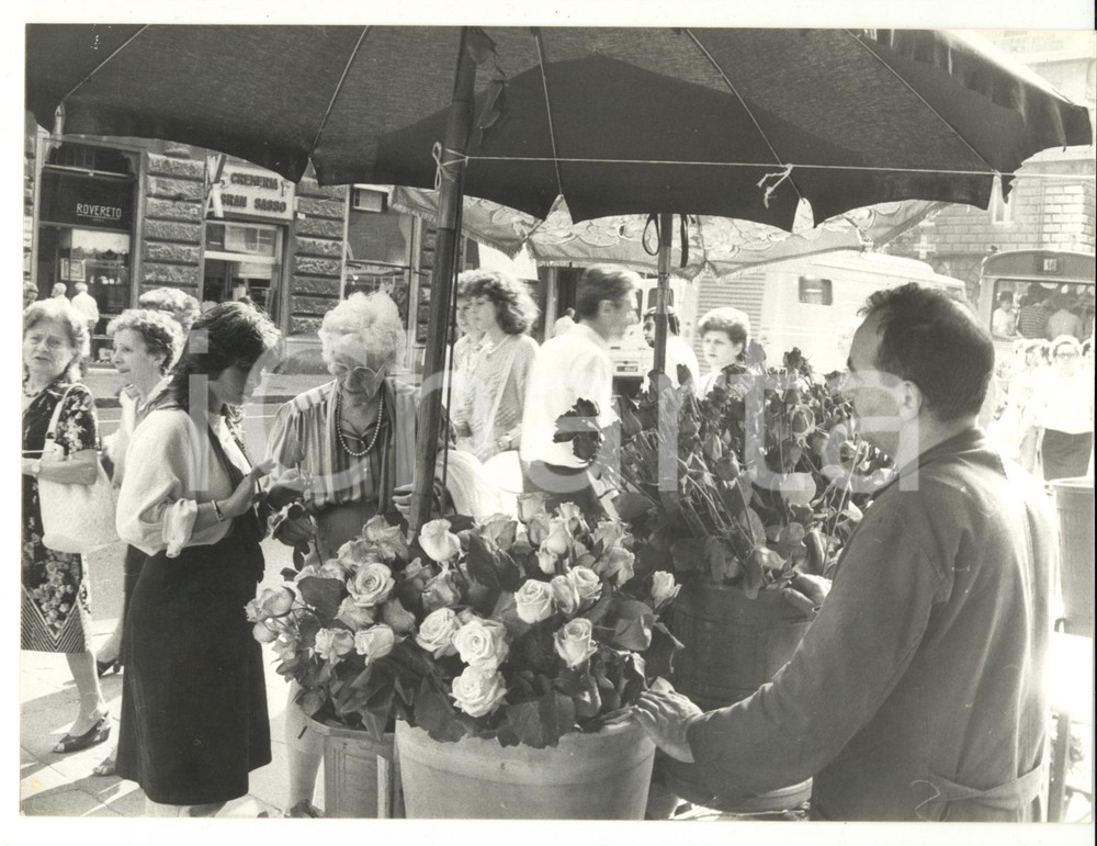 Fotografia d epoca originale 1986 GENOVA Piazza Paolo da Novi  Mercato dei fiori Foto VINTAGE 24x18 cm 1