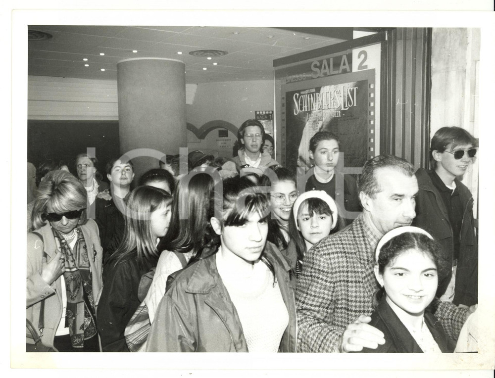Fotografia d epoca originale 1994 GENOVA Proiezione Schindler s List  Scolaresca all uscita dal cinema 1