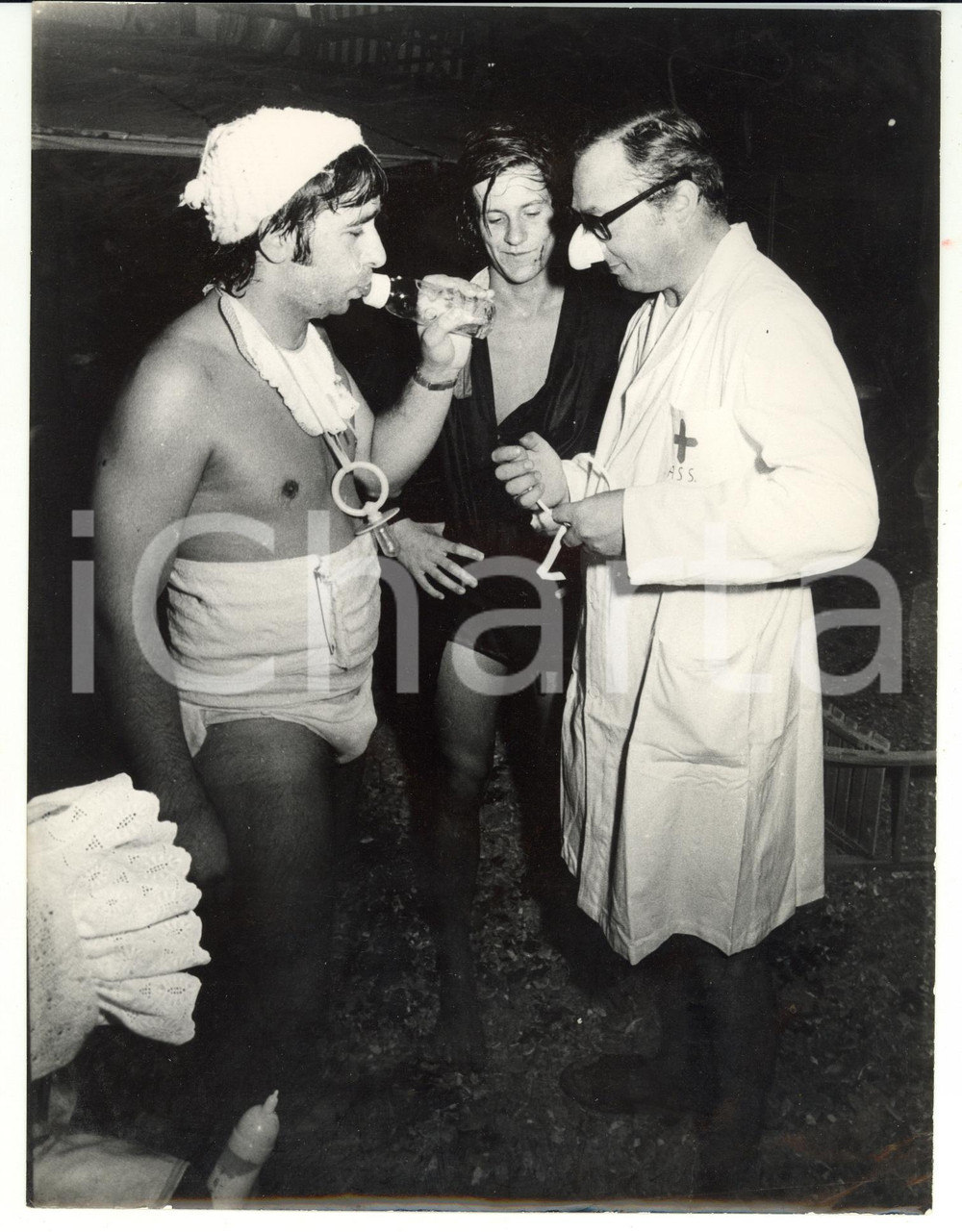 Fotografia d epoca originale 1990 ca GENOVA Carnevale  Finta visita dal pediatra Foto VINTAGE 18x24 cm 1