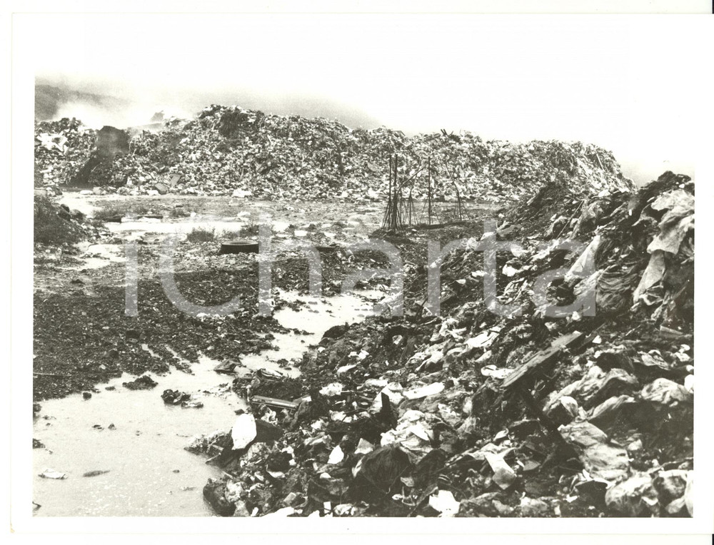 Fotografia d epoca originale 1994 GENOVA Distesa di rifiuti nella discarica di SCARPINO Foto VINTAGE 24x18 1
