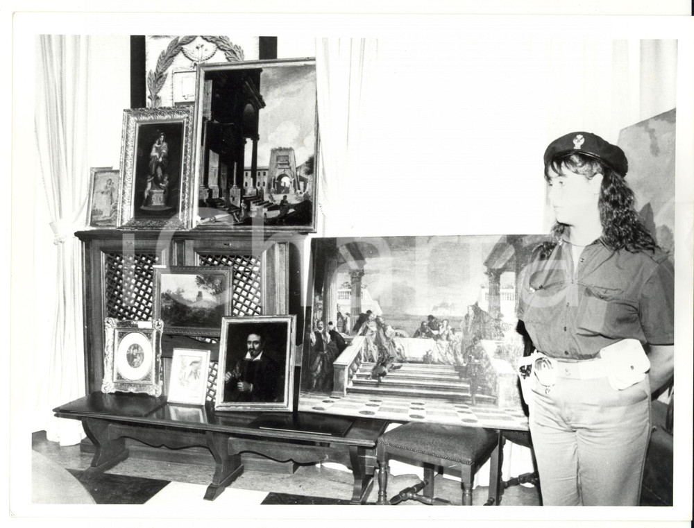 Fotografia d epoca originale 1994 GENOVA Poliziotta mostra opere d arte recuperate Foto VINTAGE 24x18 cm 1