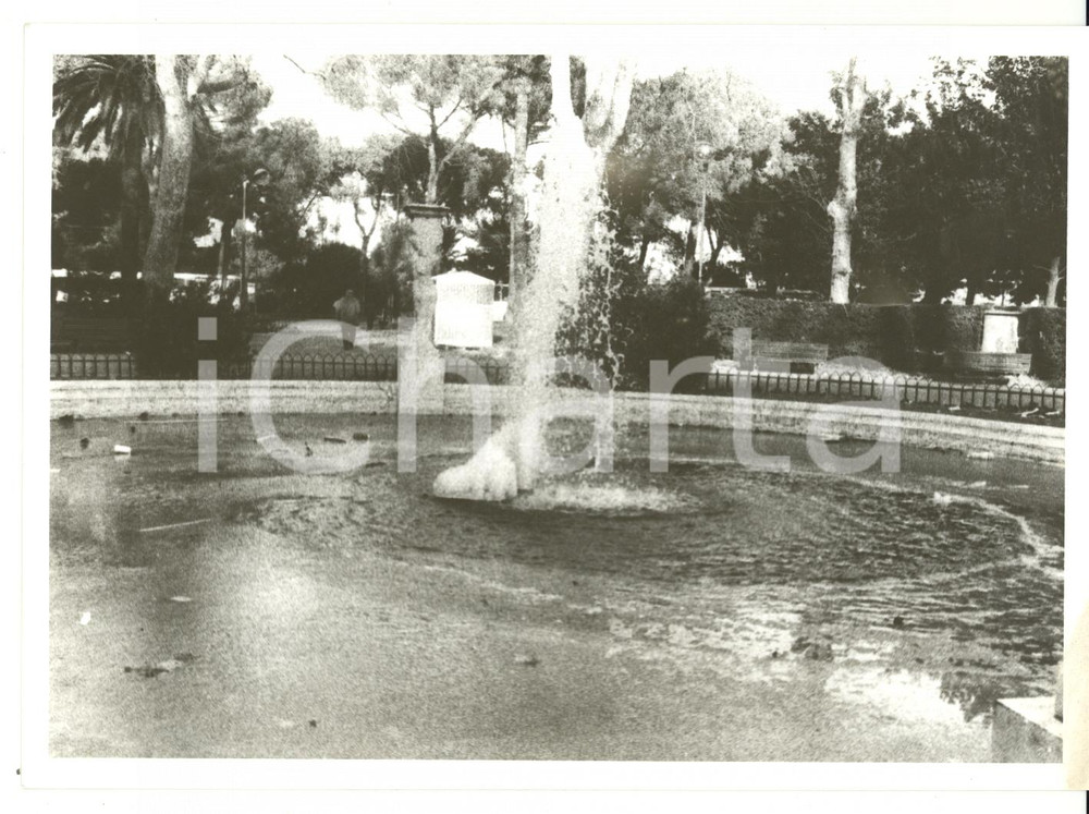 Fotografia d epoca originale 1990 ca GENOVA Fontana in piazza Giuseppe Verdi Foto VINTAGE 18x13 cm 1