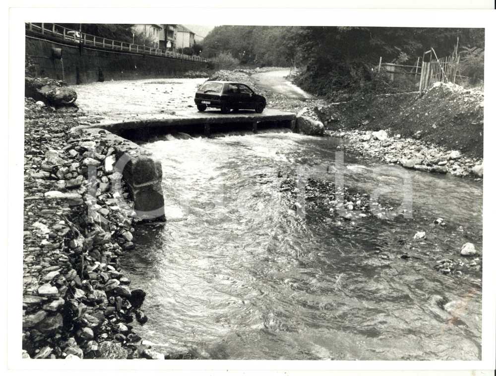 Fotografia d epoca originale 1994 SERRA RICCÃ’ GE Auto attraversa ponte sul torrente SECCA Foto VINTAGE 1