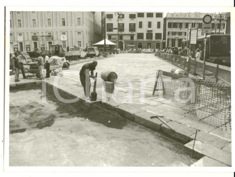 Fotografia d epoca originale 1997 GENOVA Piazza De Ferrari  Posa del lastricato Foto VINTAGE 18x13 cm 1