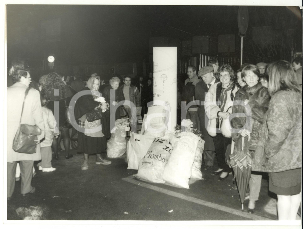 Fotografia d epoca originale 1990 ca GENOVA Doni per la festa della Befana Foto VINTAGE 24x18 cm 1