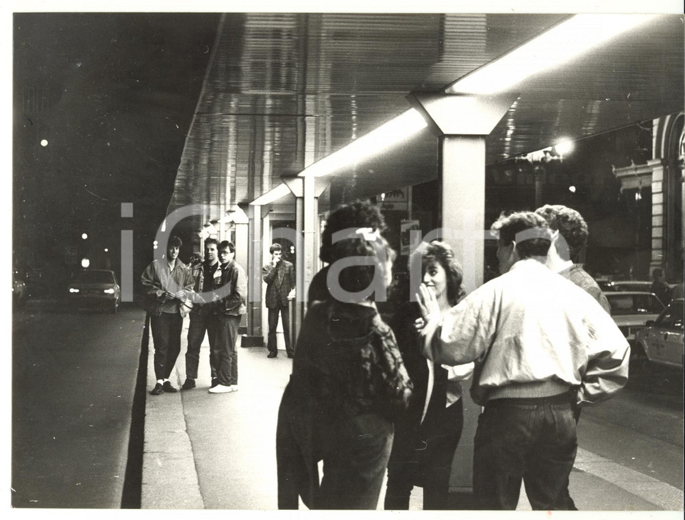 1987 GENOVA Piazza Verdi - Ragazzi alla fermata dell'autobus *Foto VINTAGE 24x18