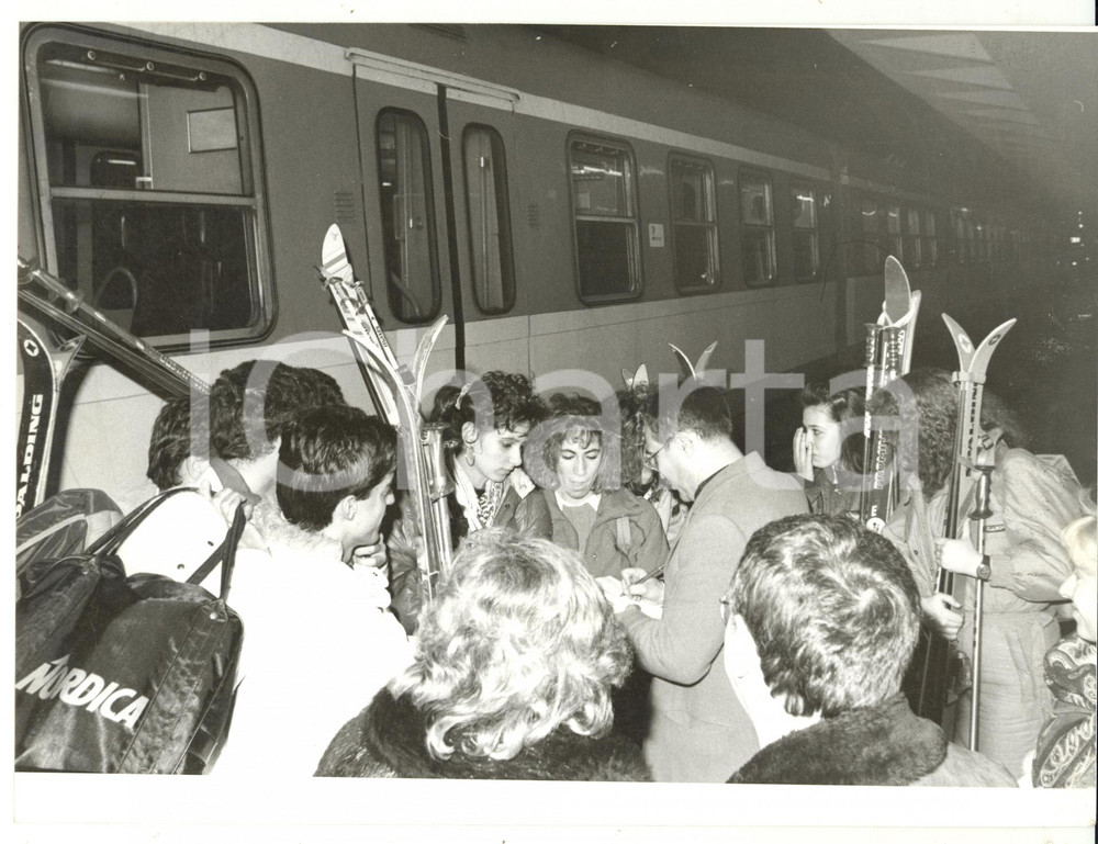 Fotografia d epoca originale 1989 GENOVA Treno della neve  Giovani sciatori al rientro da LIMONE  Foto 1