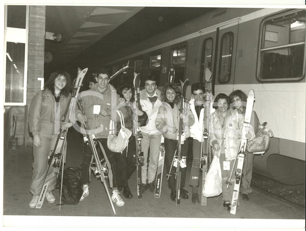 Fotografia d epoca originale 1989 GENOVA Treno della neve  Giovani sciatori al rientro da LIMONE Foto 24x18 1