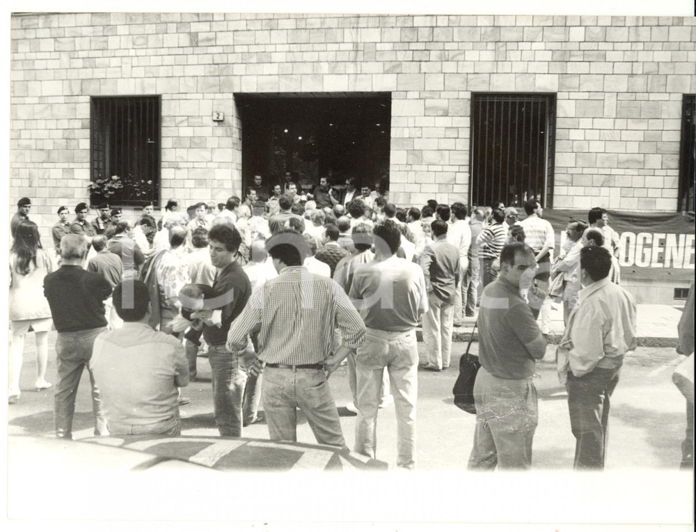 Fotografia d epoca originale 1994 CARIGNANO Operai in sciopero all uscita dalla fabbrica Foto VINTAGE 1