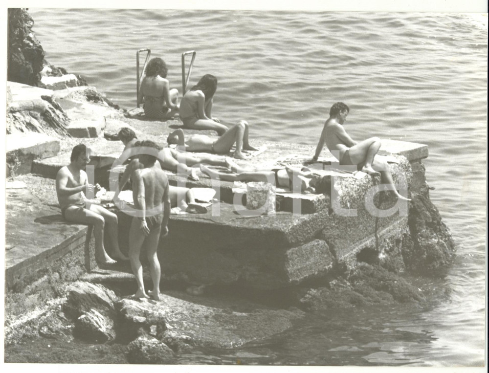 Fotografia d epoca originale 1990 ca GENOVA Comitiva prende il sole in costume da bagno Foto VINTAGE 24x18 1