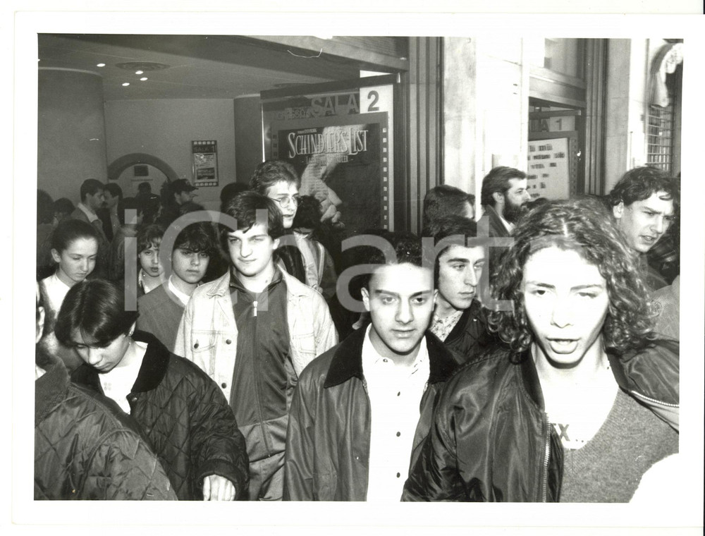 Fotografia d epoca originale 1994 GENOVA Proiezione Schindler s List  Ragazzi all uscita dal cinema Foto 1