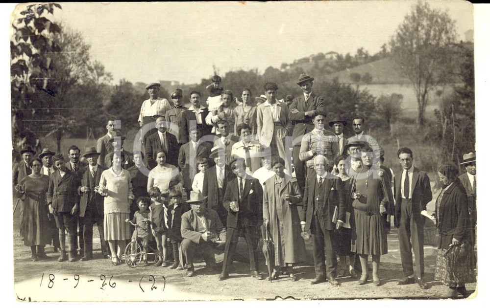 Fotografia d epoca originale 1926 PIEMONTE ? Gruppo di famiglia in una giornata di festa  Foto cartolina 1